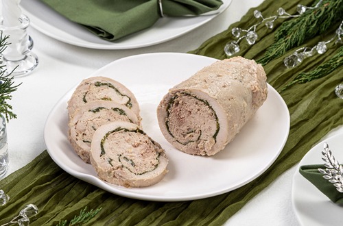 Рулет из цыплёнка с трюфелем, украшенный грецким орехом 